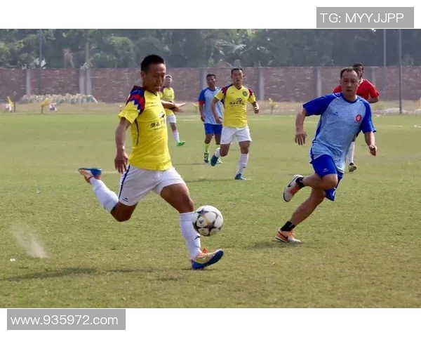 足球明星场外亲民互动展现真情厚谊与粉丝共鸣的温暖瞬间 足球明星场外亲民互动展现真情厚谊与粉丝共鸣的温暖瞬间